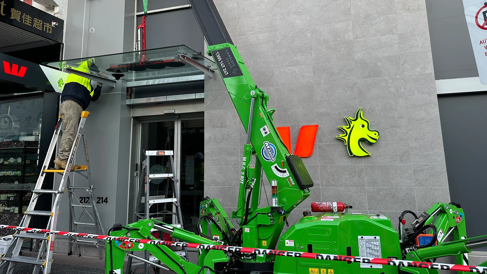 Choosing the Right Glass Lifting Crane for Your Project